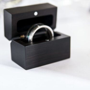 DMagnetic Ebony Wooden Ring Box