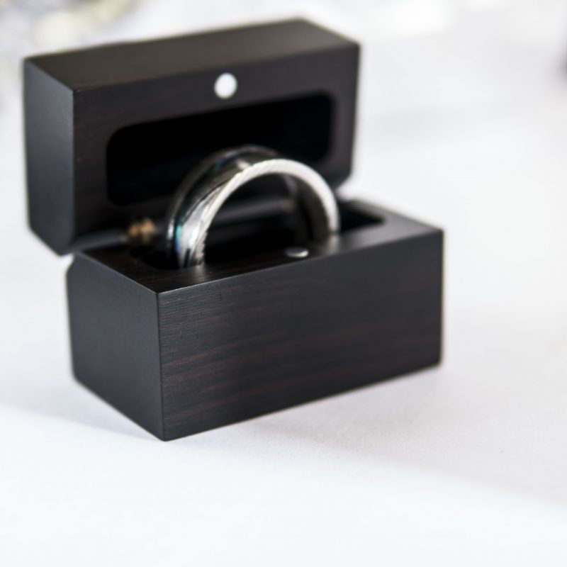 DMagnetic Ebony Wooden Ring Box